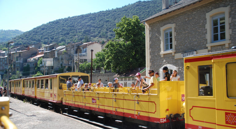 Le train jaune catalan à la gare d'Olette