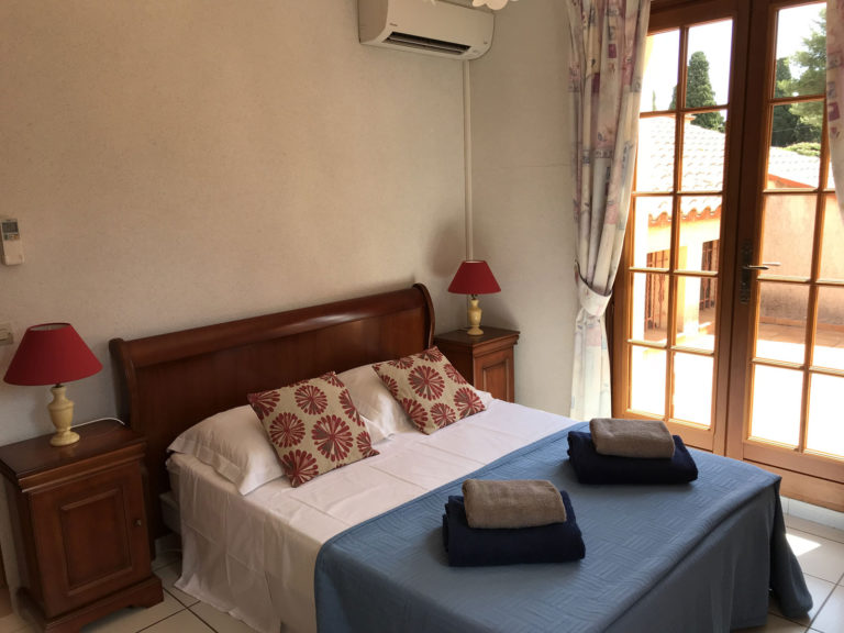 Villa Laroque - chambre double avec lit en 140 avec terrasse privée