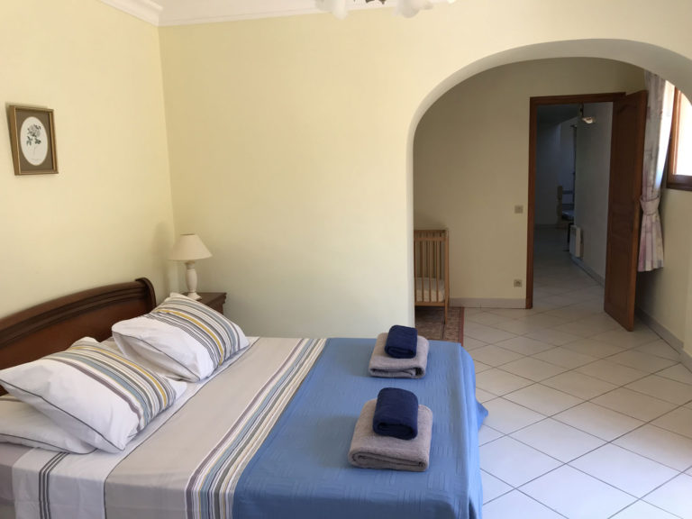 Villa Laroque - master bedroom with en-suite