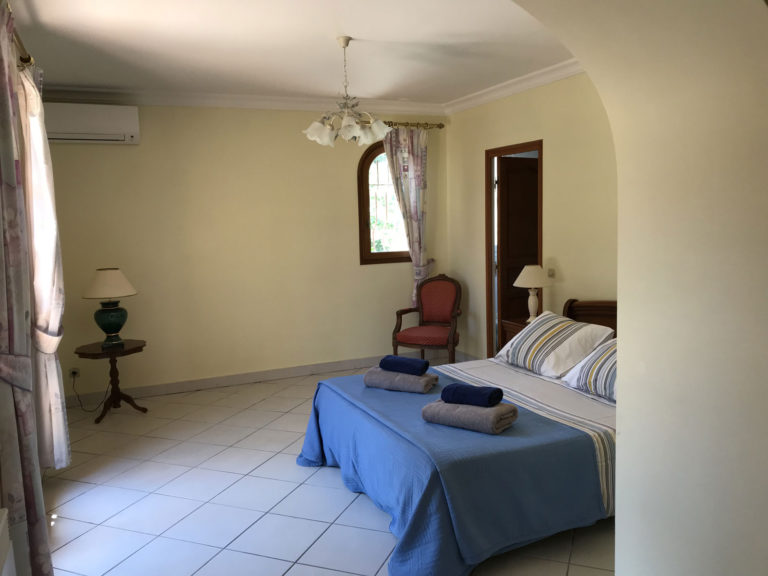 Villa Laroque - master bedroom with en-suite